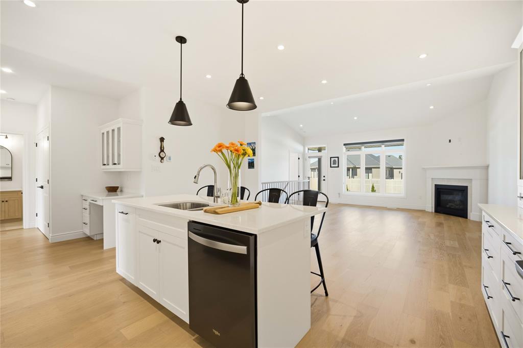 102 Leneve Street, Lambton Shores, ON - Indoor Photo Showing Kitchen With Upgraded Kitchen