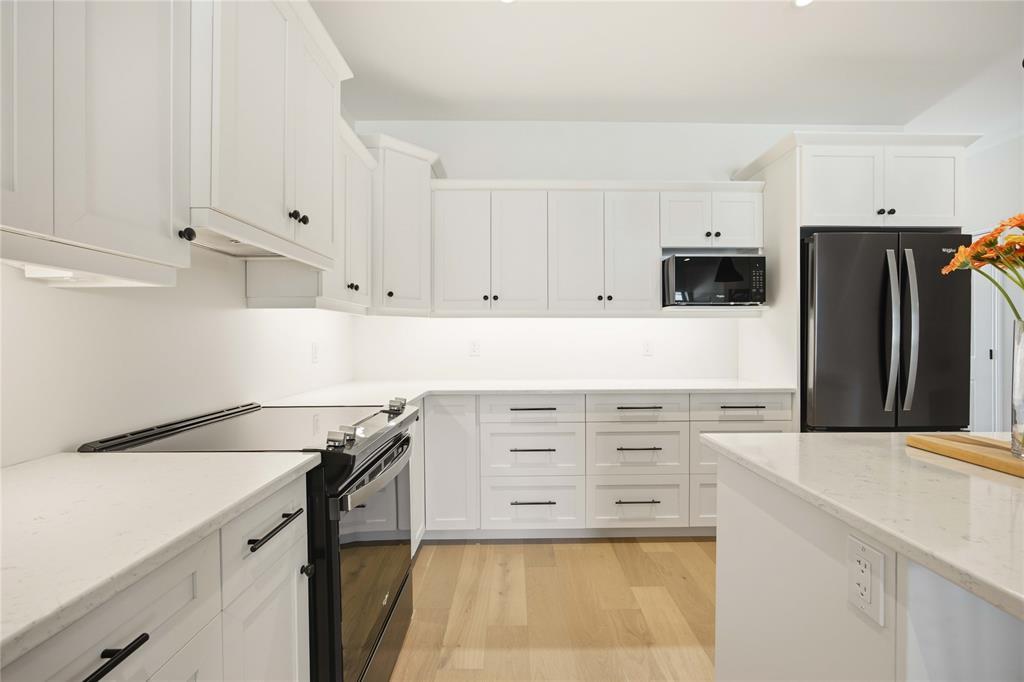 102 Leneve Street, Lambton Shores, ON - Indoor Photo Showing Kitchen With Upgraded Kitchen