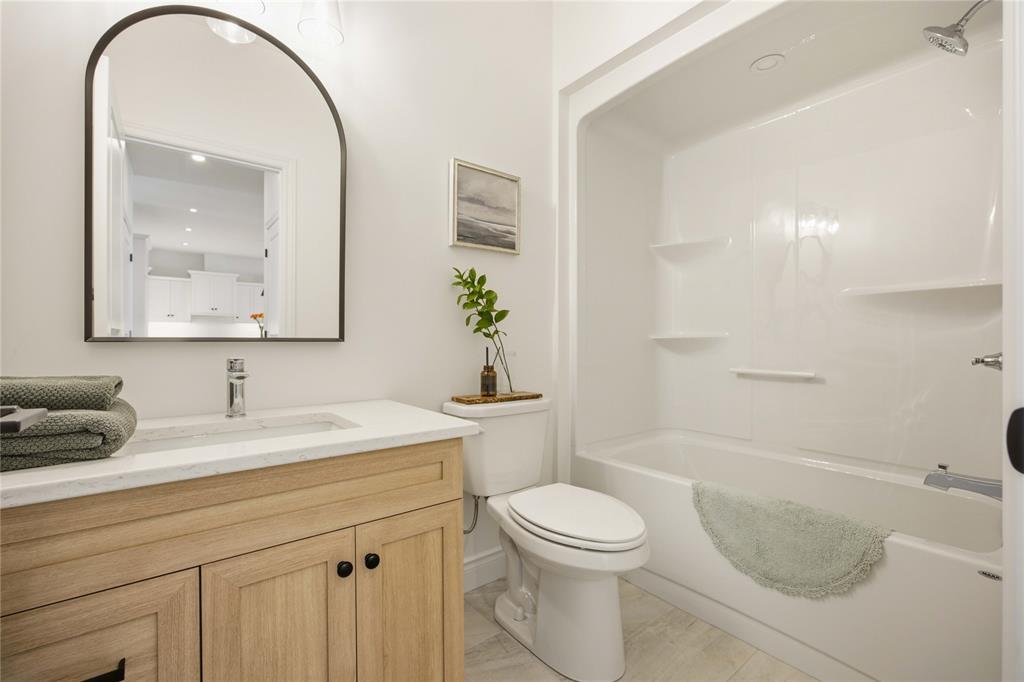 102 Leneve Street, Lambton Shores, ON - Indoor Photo Showing Bathroom