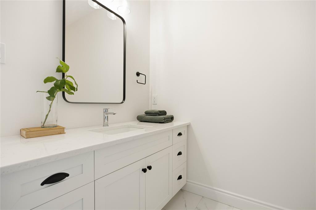 102 Leneve Street, Lambton Shores, ON - Indoor Photo Showing Bathroom