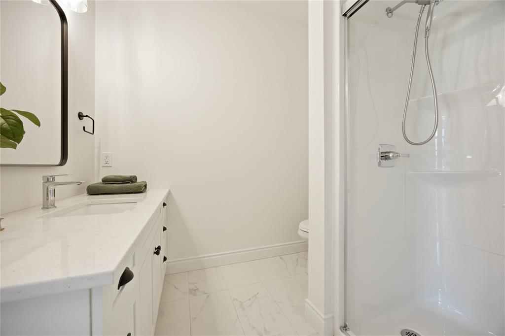 102 Leneve Street, Lambton Shores, ON - Indoor Photo Showing Bathroom
