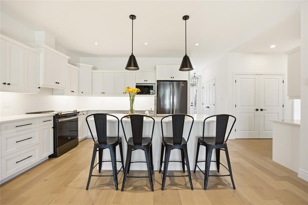 102 Leneve Street, Lambton Shores, ON - Indoor Photo Showing Kitchen With Upgraded Kitchen