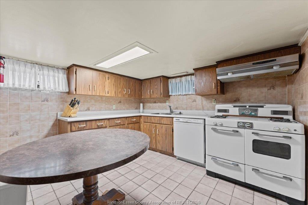 1663 Elsmere, Windsor, ON