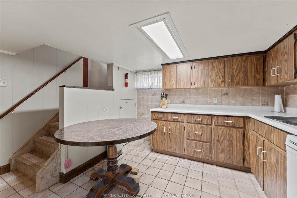 1663 Elsmere, Windsor, ON