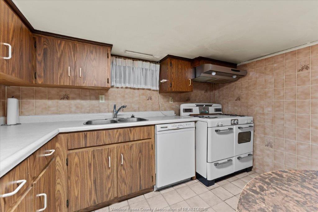1663 Elsmere, Windsor, ON