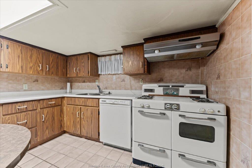 1663 Elsmere, Windsor, ON