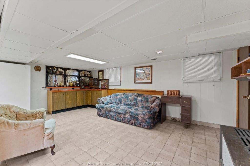 1663 Elsmere, Windsor, ON