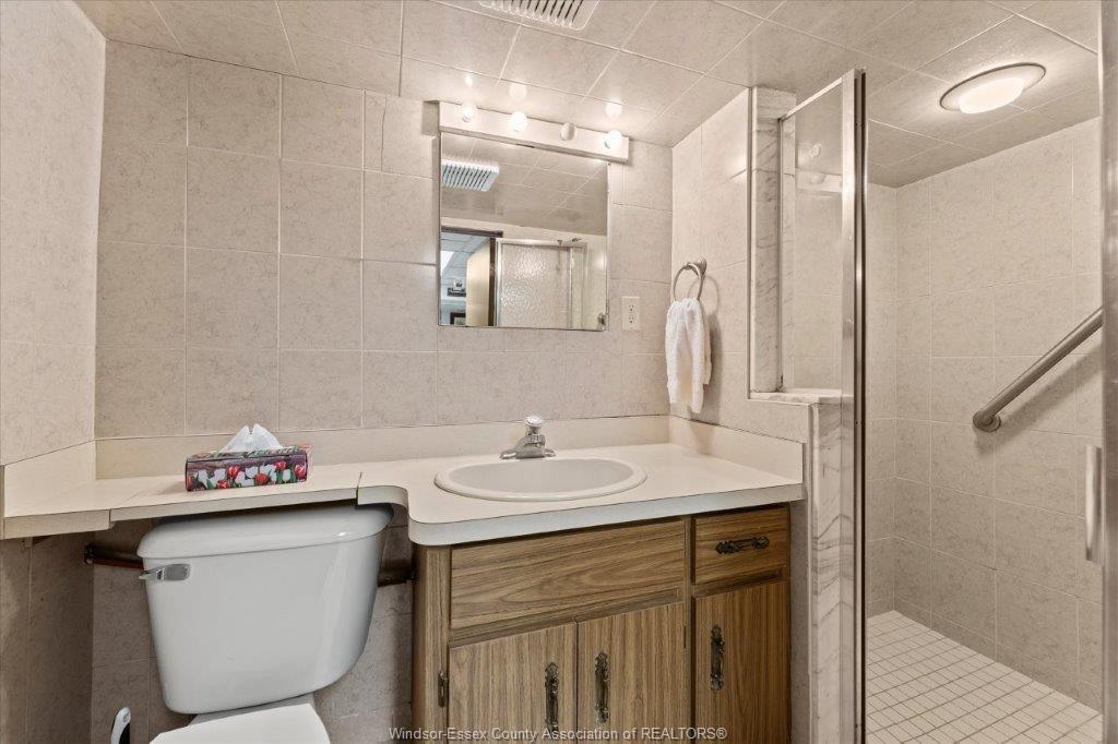 1663 Elsmere, Windsor, ON