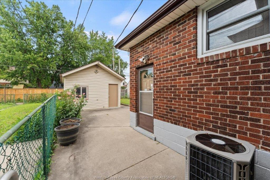 1663 Elsmere, Windsor, ON