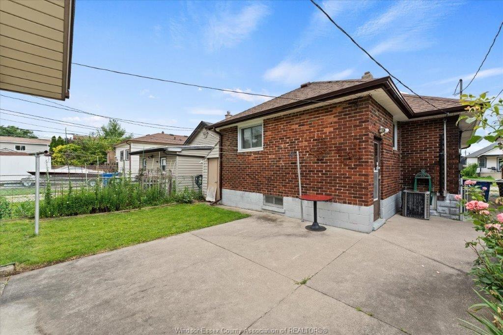 1663 Elsmere, Windsor, ON