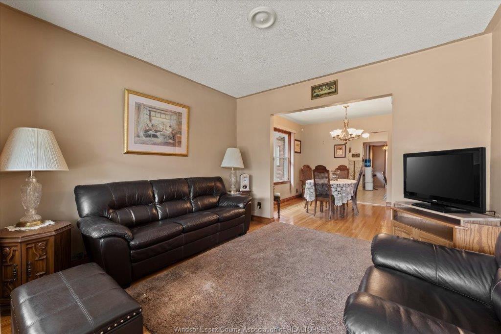 1663 Elsmere, Windsor, ON