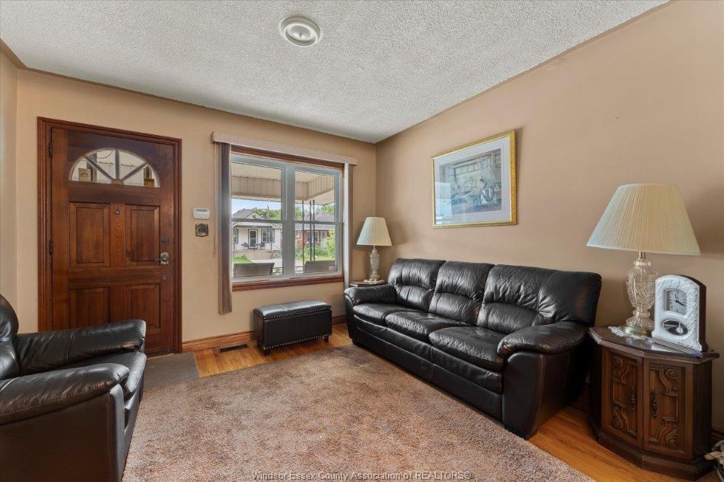 1663 Elsmere, Windsor, ON
