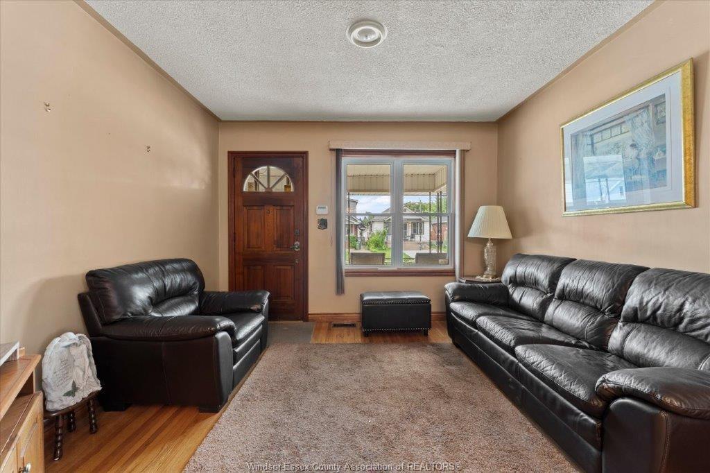 1663 Elsmere, Windsor, ON