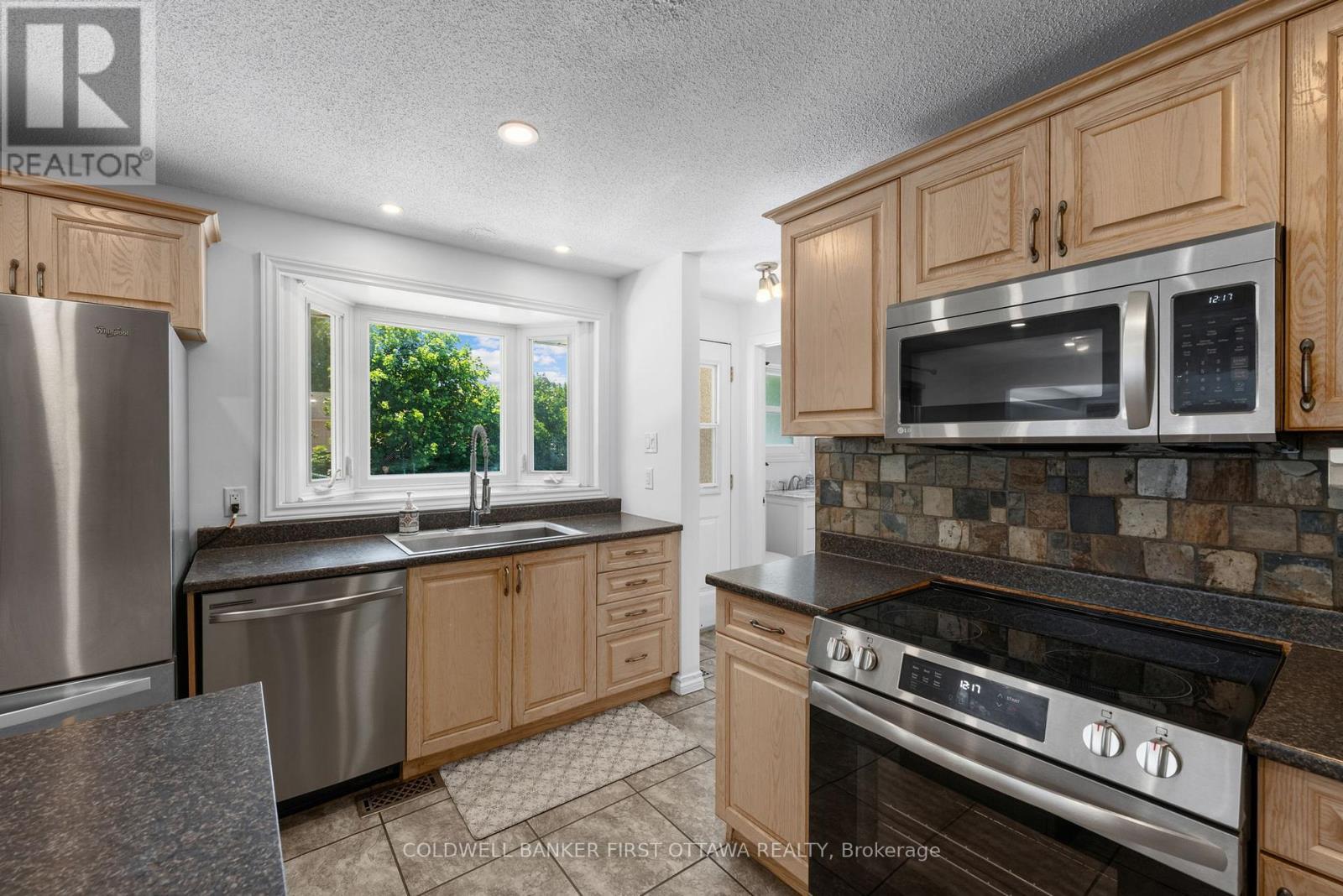 Oversized sink & window overlooking the backyard. - 12 Bradgate Drive, Ottawa, ON