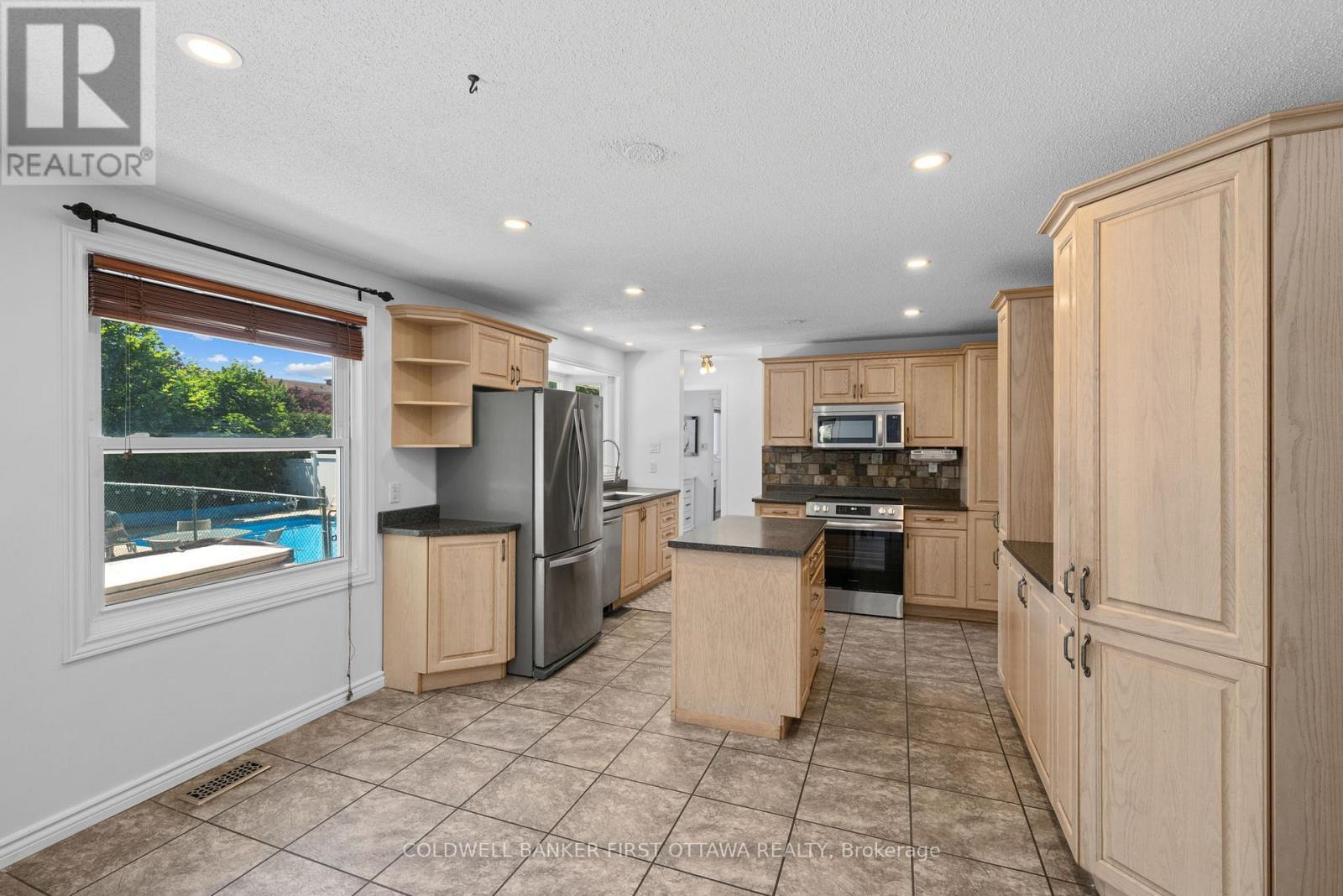 Expansive space for an eat-in kitchen table. - 12 Bradgate Drive, Ottawa, ON