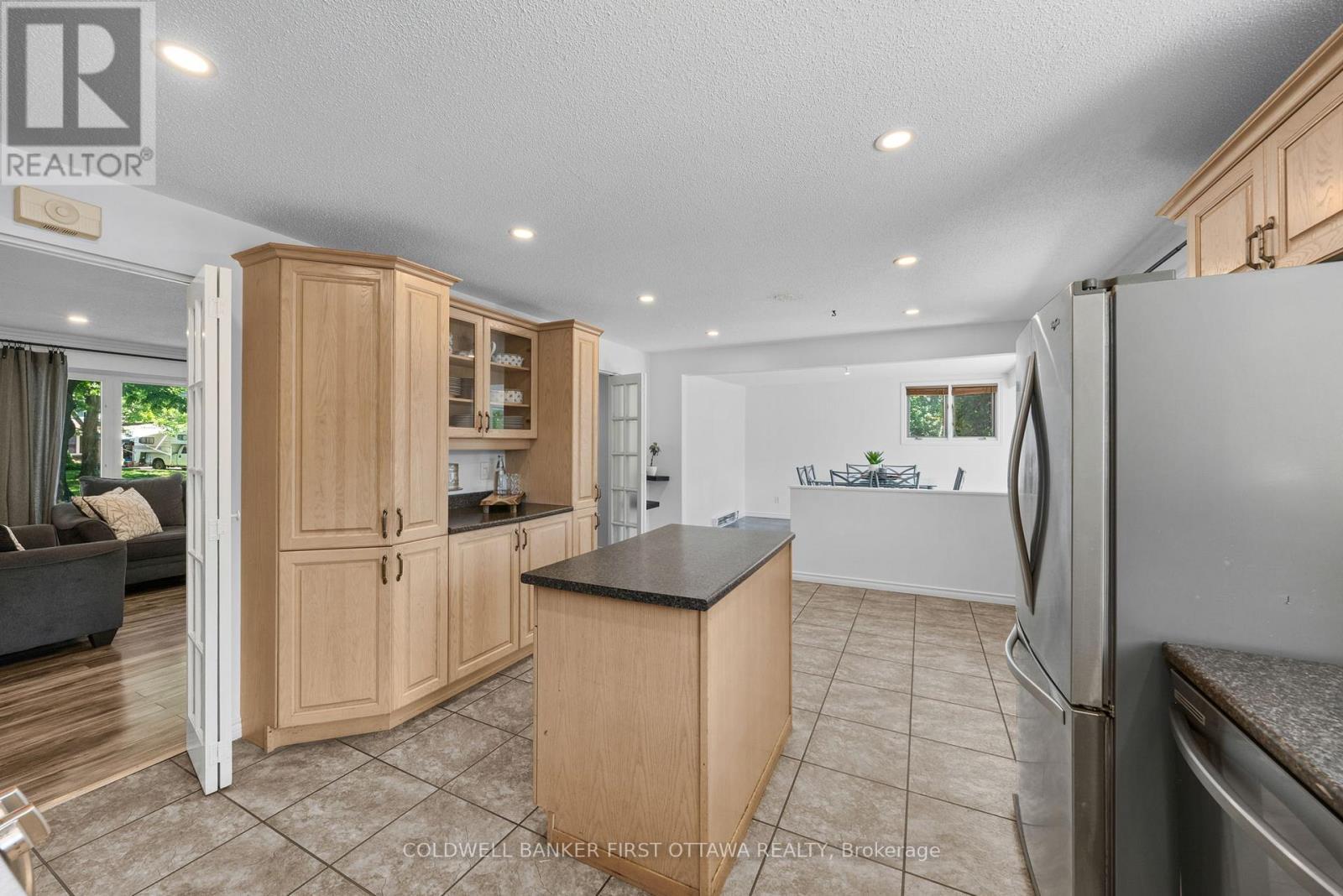 Perfect kitchen to cook & entertain guests! - 12 Bradgate Drive, Ottawa, ON