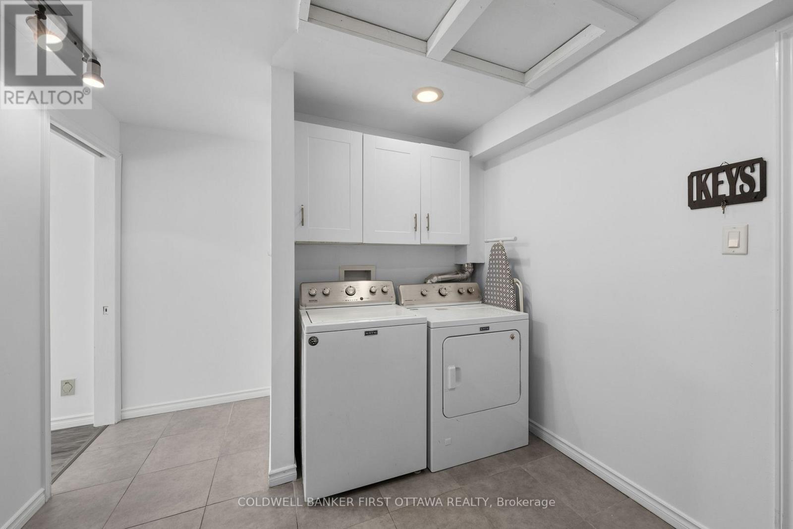 Mud room w laundry & inside access from garage! - 12 Bradgate Drive, Ottawa, ON