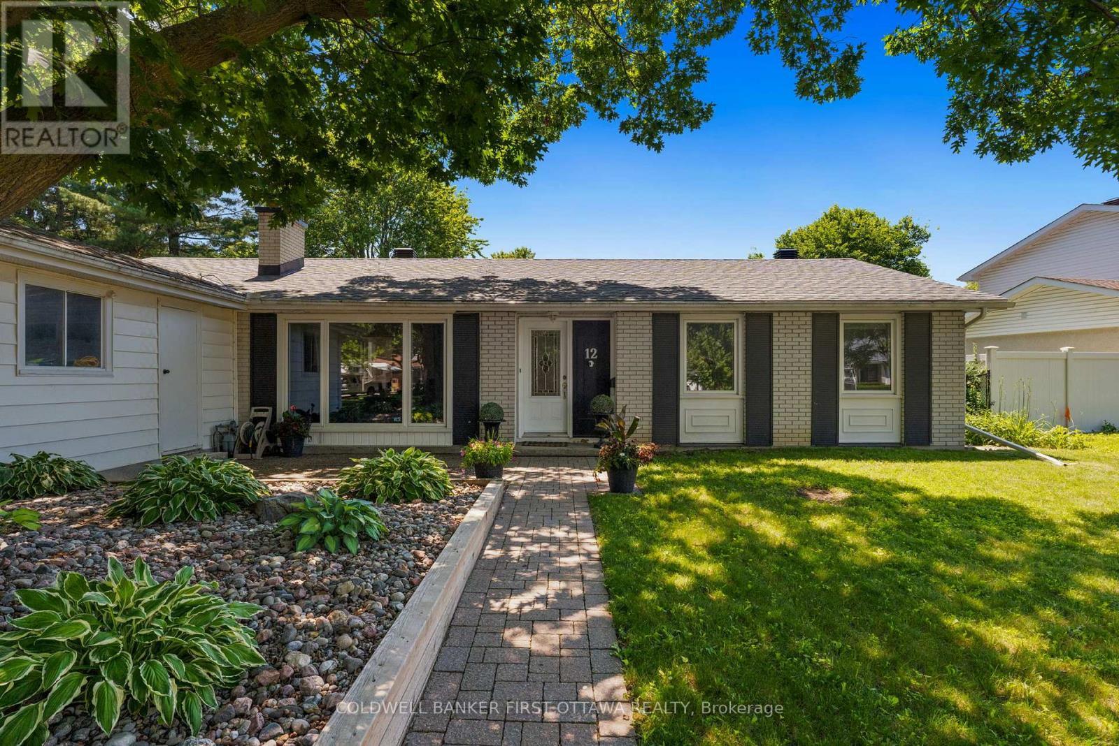 3+2 bedrooms and 2+1 bathrooms & inground pool! - 12 Bradgate Drive, Ottawa, ON