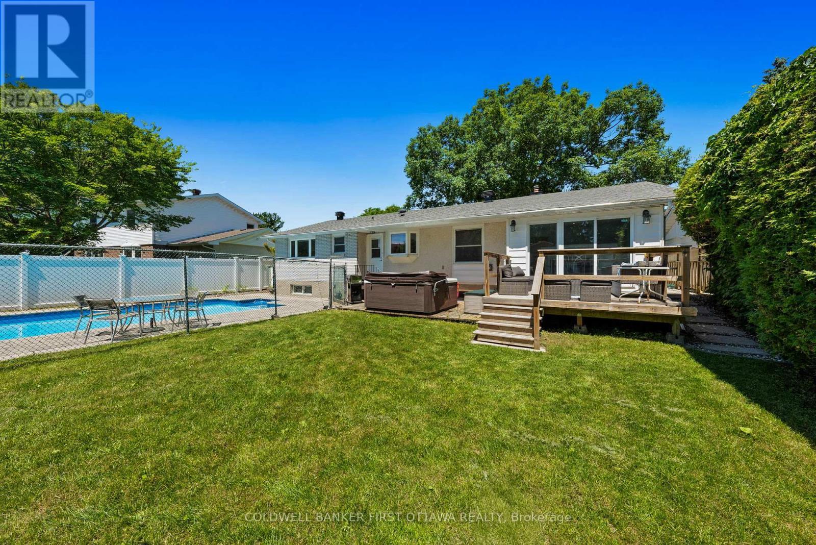 Huge grass space, hottub & fully fenced yard! - 12 Bradgate Drive, Ottawa, ON