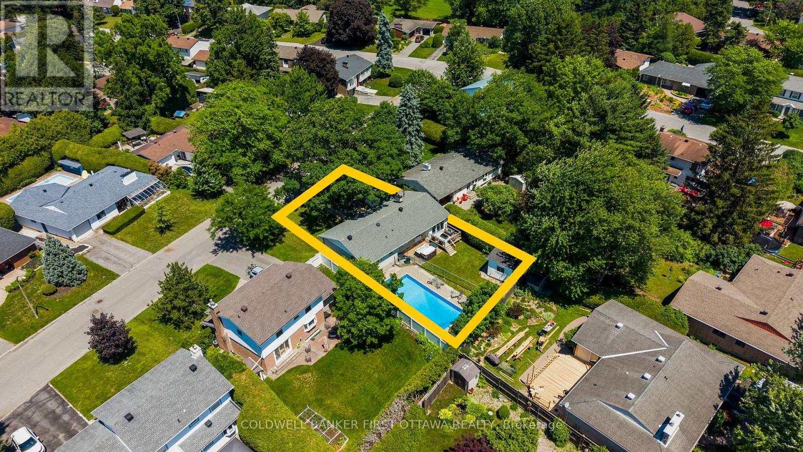 Fantastic oversized lot w fully pvt backyard. - 12 Bradgate Drive, Ottawa, ON