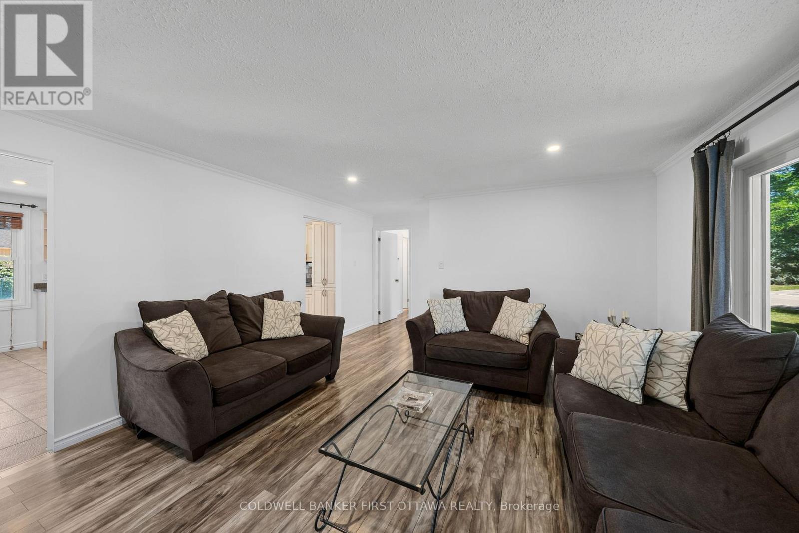 Tone of space to relax with family & friends. - 12 Bradgate Drive, Ottawa, ON