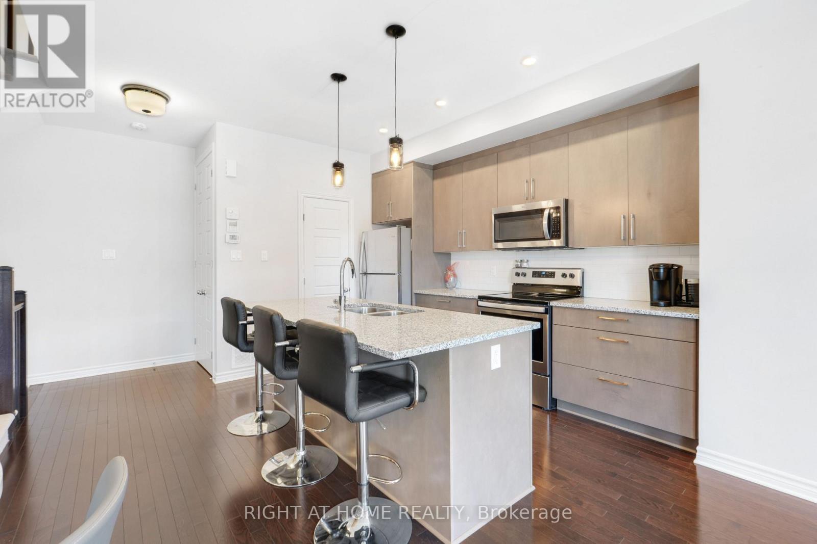 Island with Bar Stools - 554 Labrador Crescent, Ottawa, ON