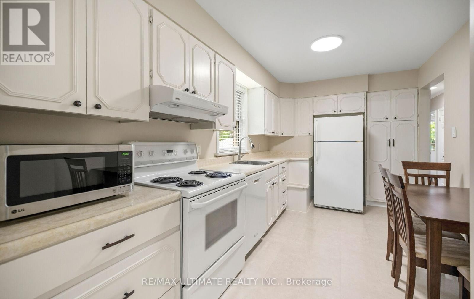 Main floor kitchen - 5 Mendip Crescent, Toronto, ON