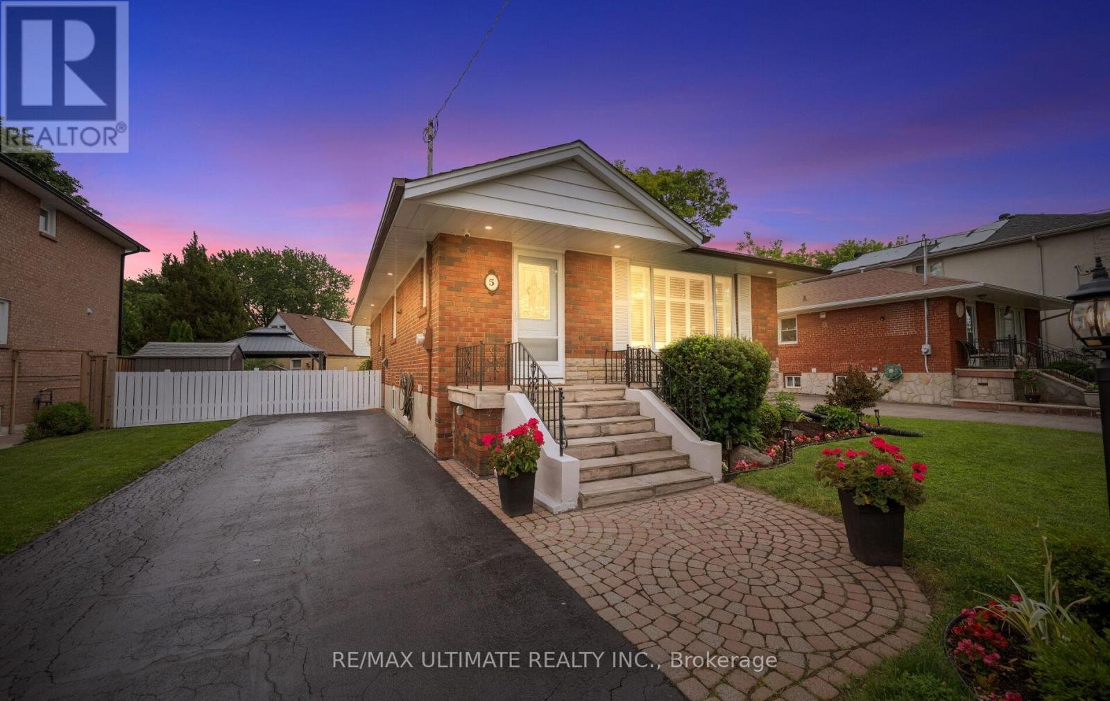 Great curb appeal w/ exterior lighting - 5 Mendip Crescent, Toronto, ON