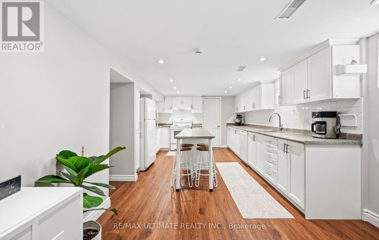 Huge basement kitchen - 5 Mendip Crescent, Toronto, ON