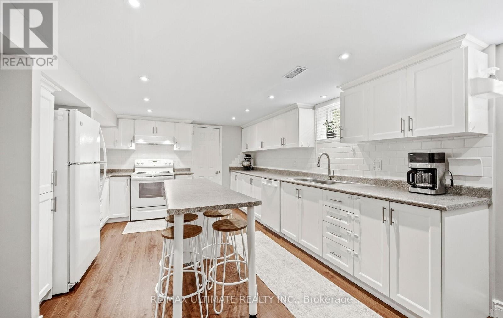 Eat-in kitchen - 5 Mendip Crescent, Toronto, ON
