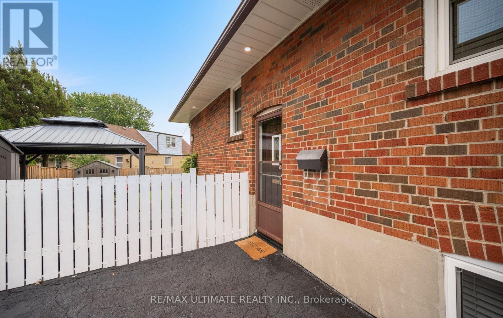 Separate entrance - 5 Mendip Crescent, Toronto, ON