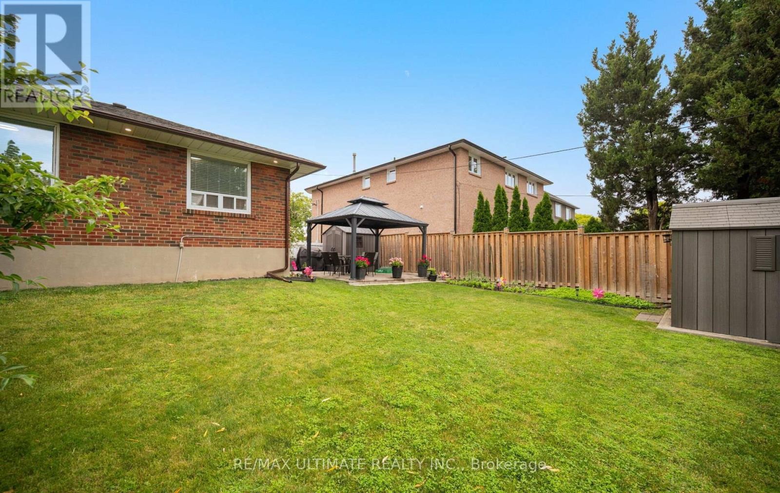 Beautiful gardens w/ vegetables and herbs! - 5 Mendip Crescent, Toronto, ON