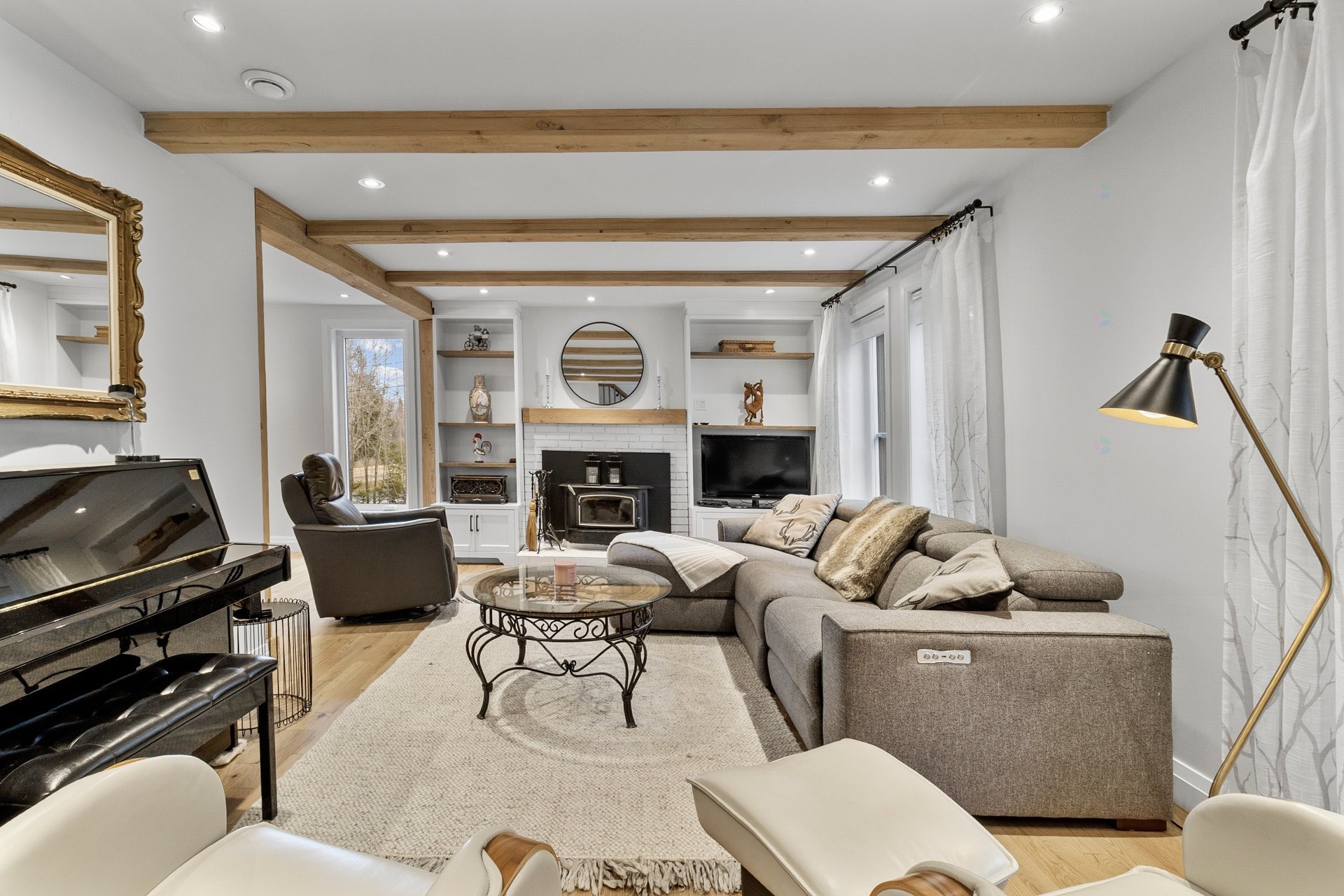 Living Room - 230 Rue René, Magog, QC