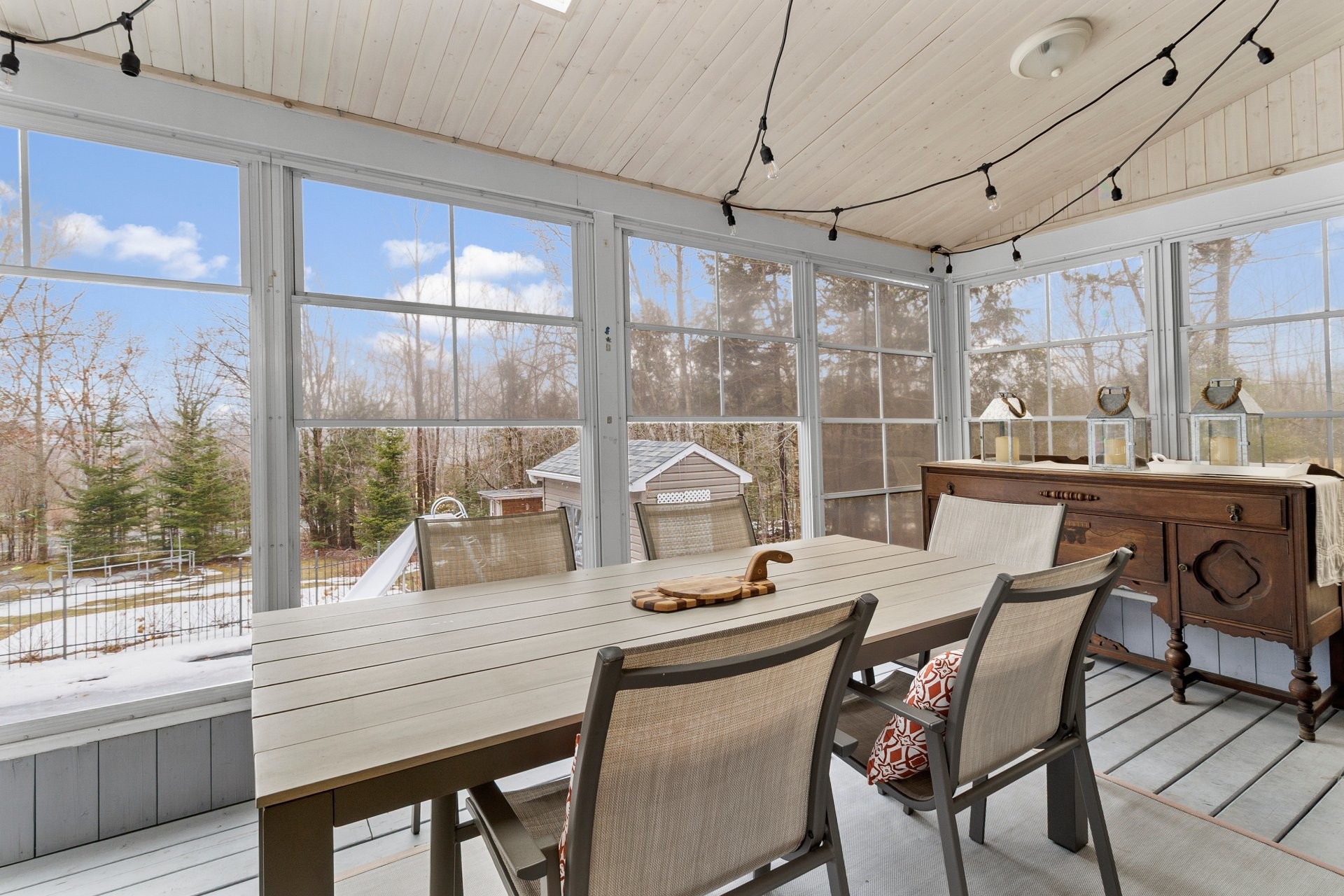 Sun Room - 230 Rue René, Magog, QC