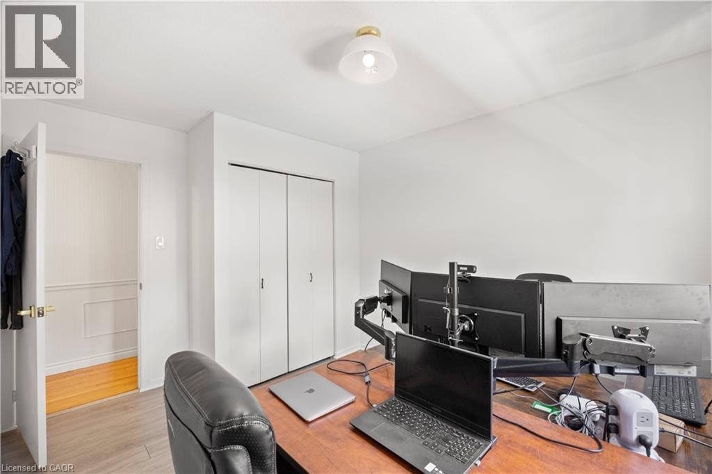 Interior room with light-toned walls, wood-finish flooring, and a ceiling-mounted light fixture - 277 Blackacres Boulevard, London, ON