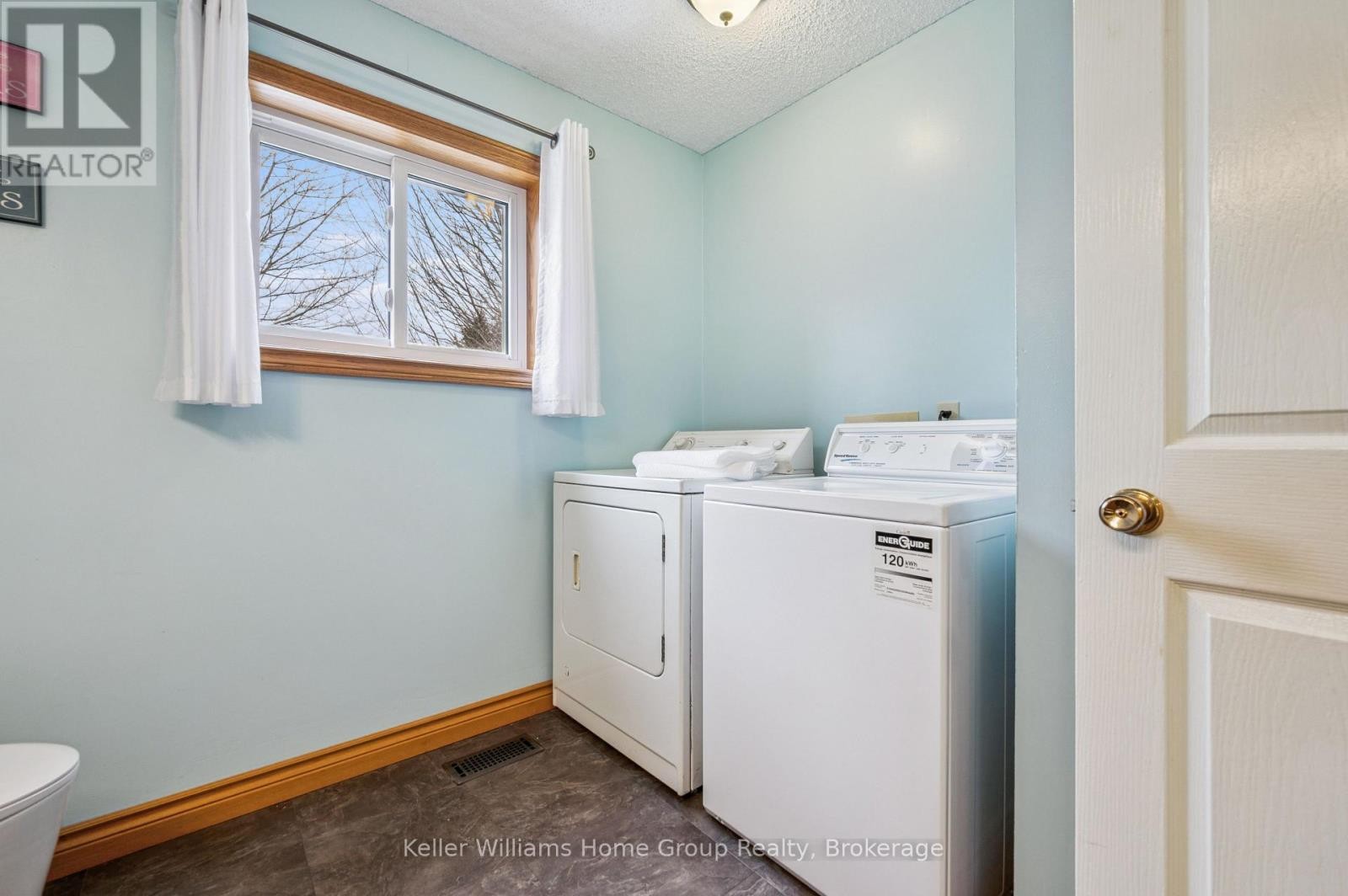 28 Edward Street, Mapleton, ON