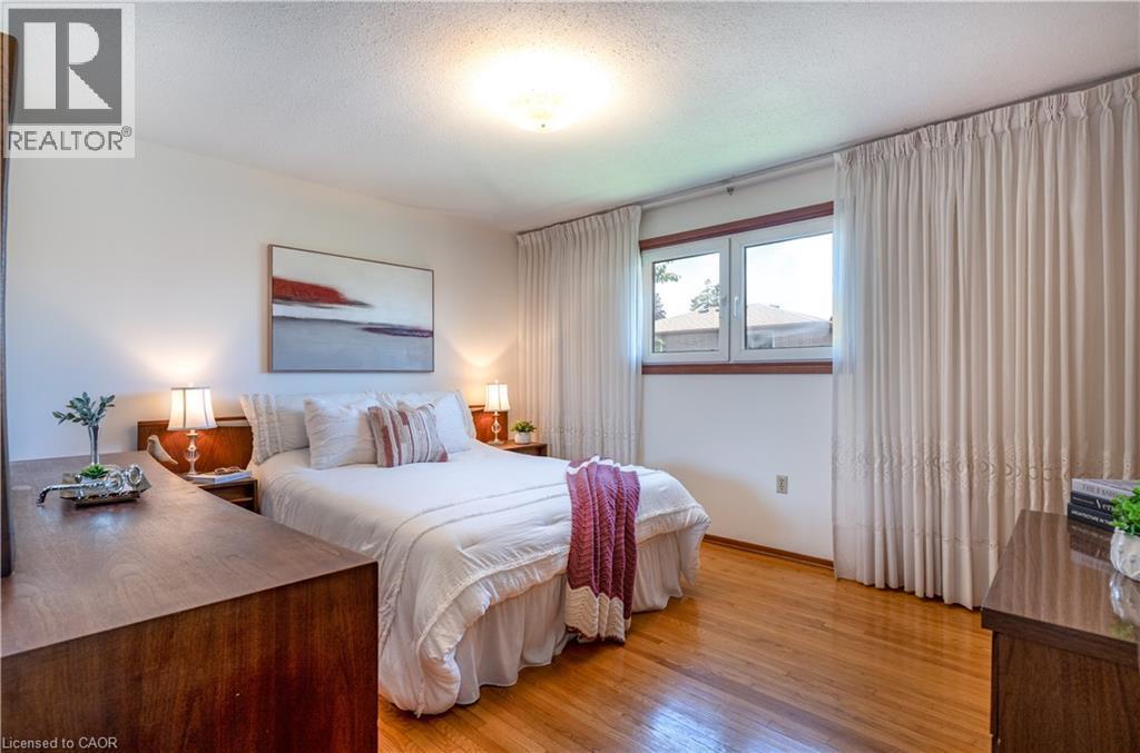 Generously sized primary bedroom w/large closet - 102 Markson Crescent, Hamilton, ON