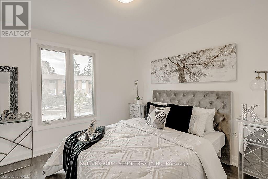 Upper - 16 Upper Canada Drive, Kitchener, ON