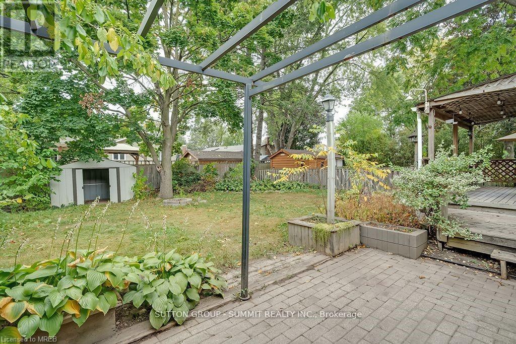 Upper - 16 Upper Canada Drive, Kitchener, ON