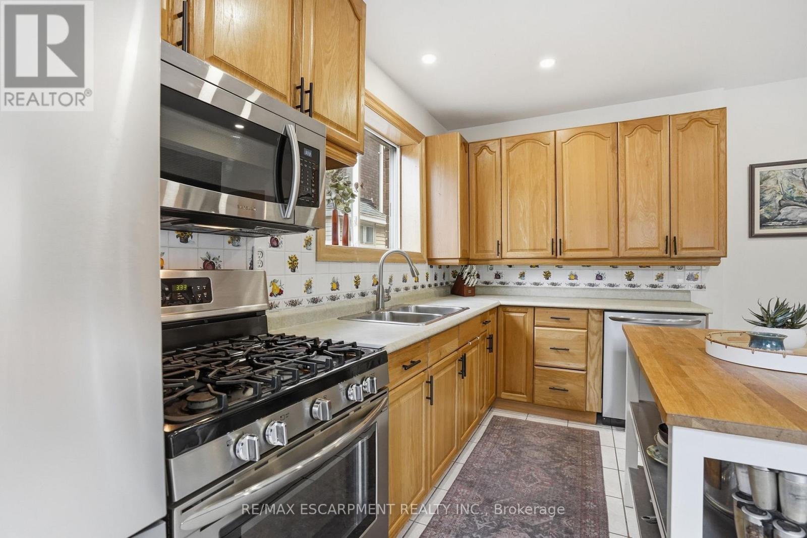 17 Tuxedo Avenue S, Hamilton, ON