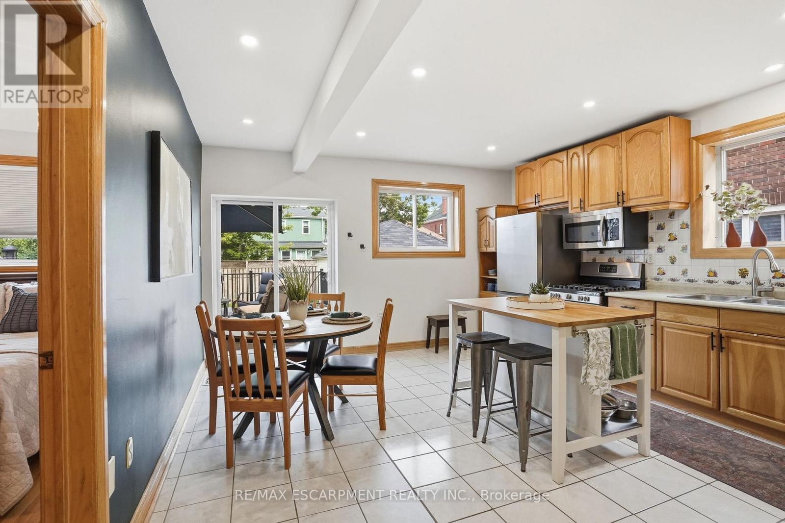 17 Tuxedo Avenue S, Hamilton, ON