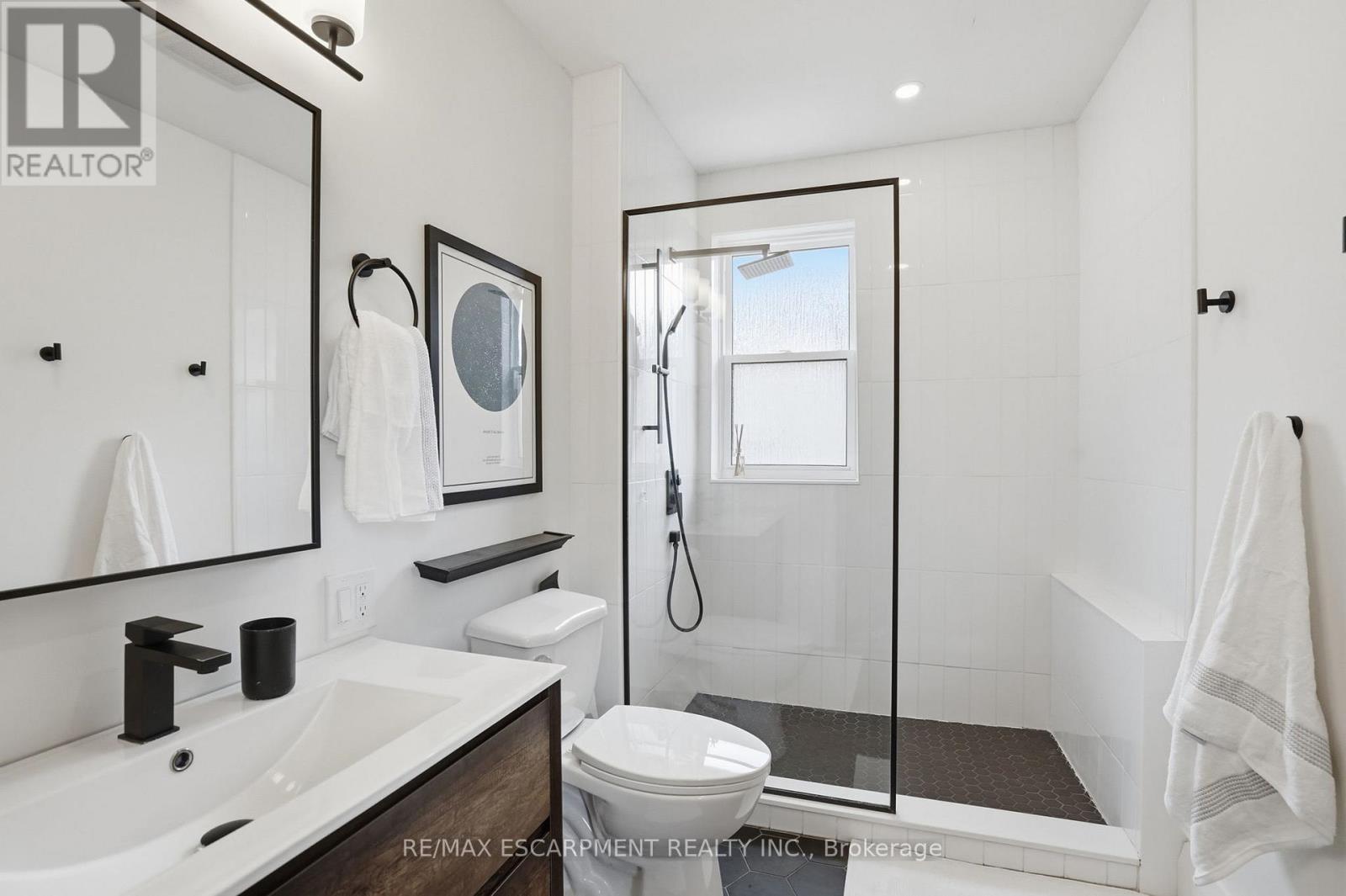 17 Tuxedo Avenue S, Hamilton, ON