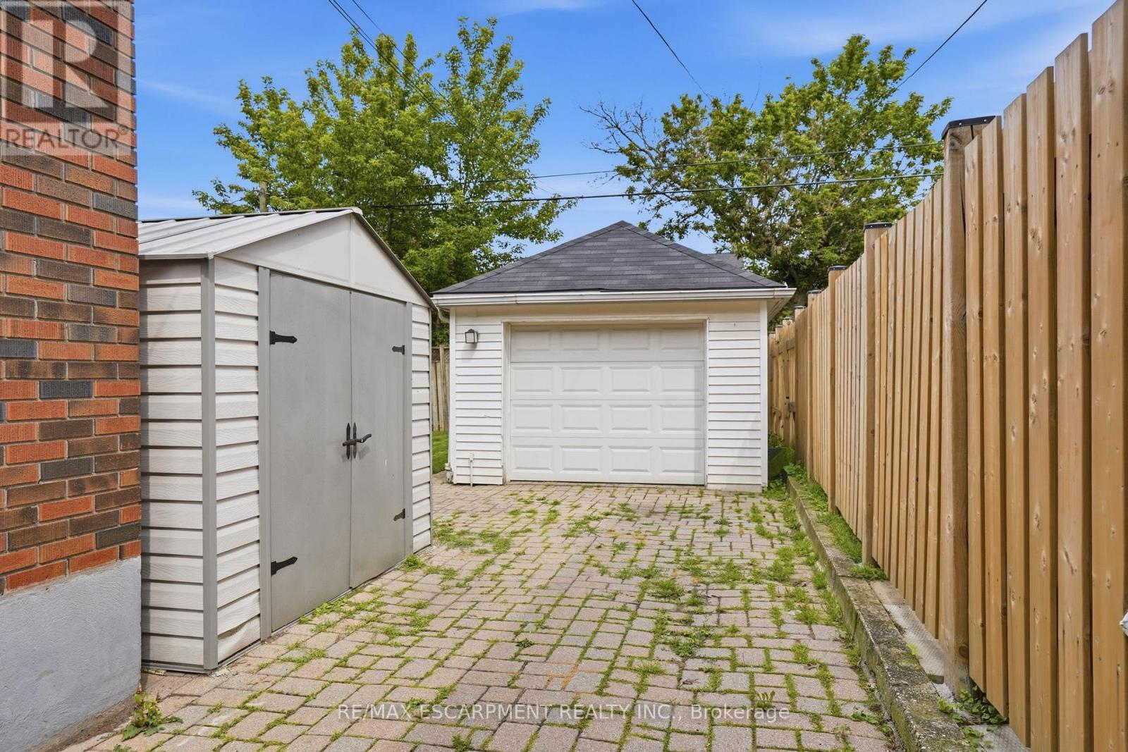 17 Tuxedo Avenue S, Hamilton, ON