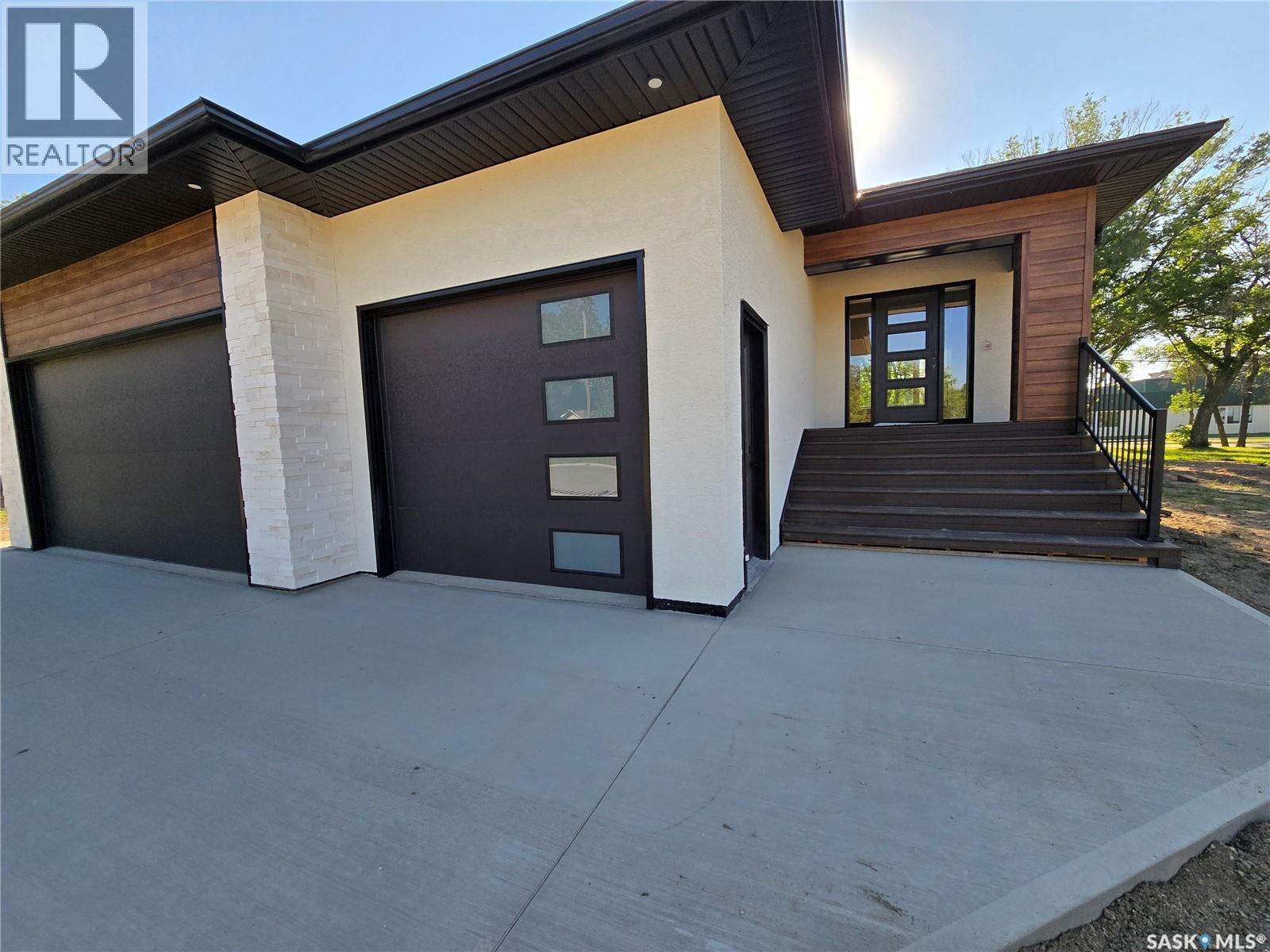 44 Kenney Crescent, Weyburn, SK