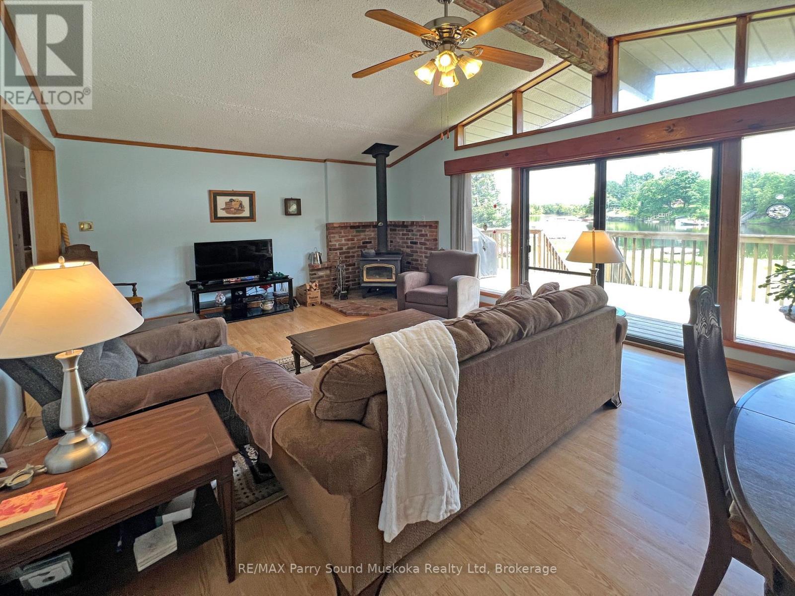 Great room with Vaulted Ceiling - 15 Dockside Drive, Mckellar, ON