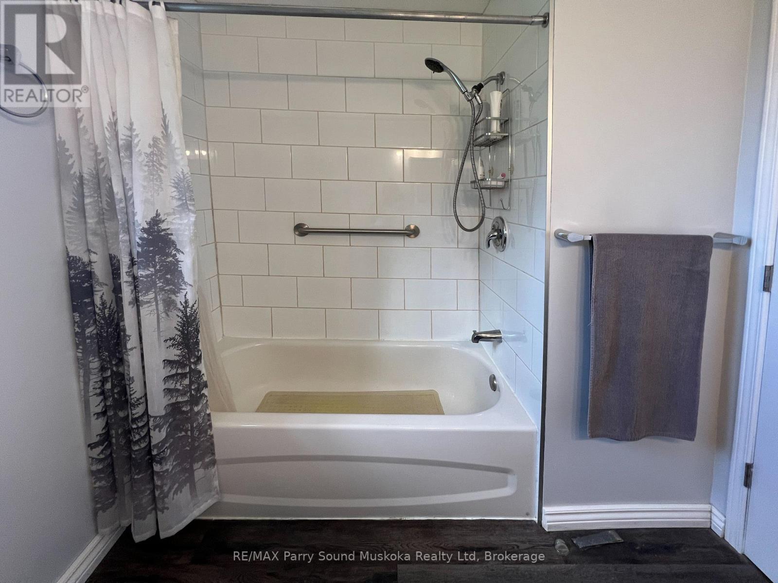 Update tile, tub, flooring - 15 Dockside Drive, Mckellar, ON