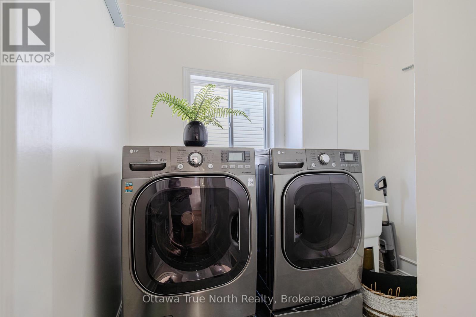 Laundry room with window and high-end set - 19 Black Tern Crescent, Ottawa, ON