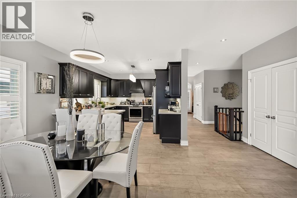 8165 Twenty Road E, Hamilton, ON - Indoor Photo Showing Dining Room