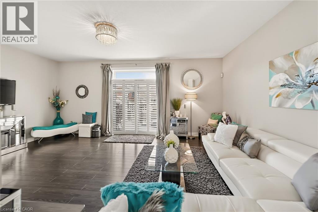 8165 Twenty Road E, Hamilton, ON - Indoor Photo Showing Living Room
