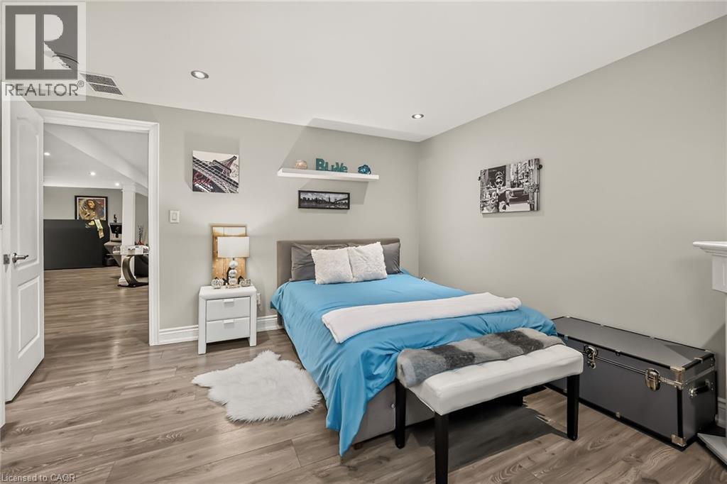 8165 Twenty Road E, Hamilton, ON - Indoor Photo Showing Bedroom